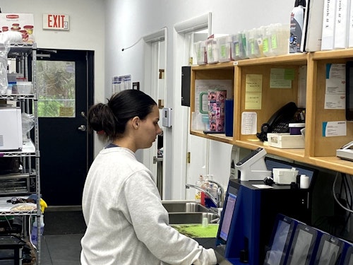 Did you know Animal Clinic of Woodruff has an in-house laboratory? Pictured here is Vet Tech Skylar running bloodwork for one of our patients. Handling labs in-house saves time and reduces the margin for error.
Feel free to ask our staff about our in-house technology at your next appointment. We’re proud of it!